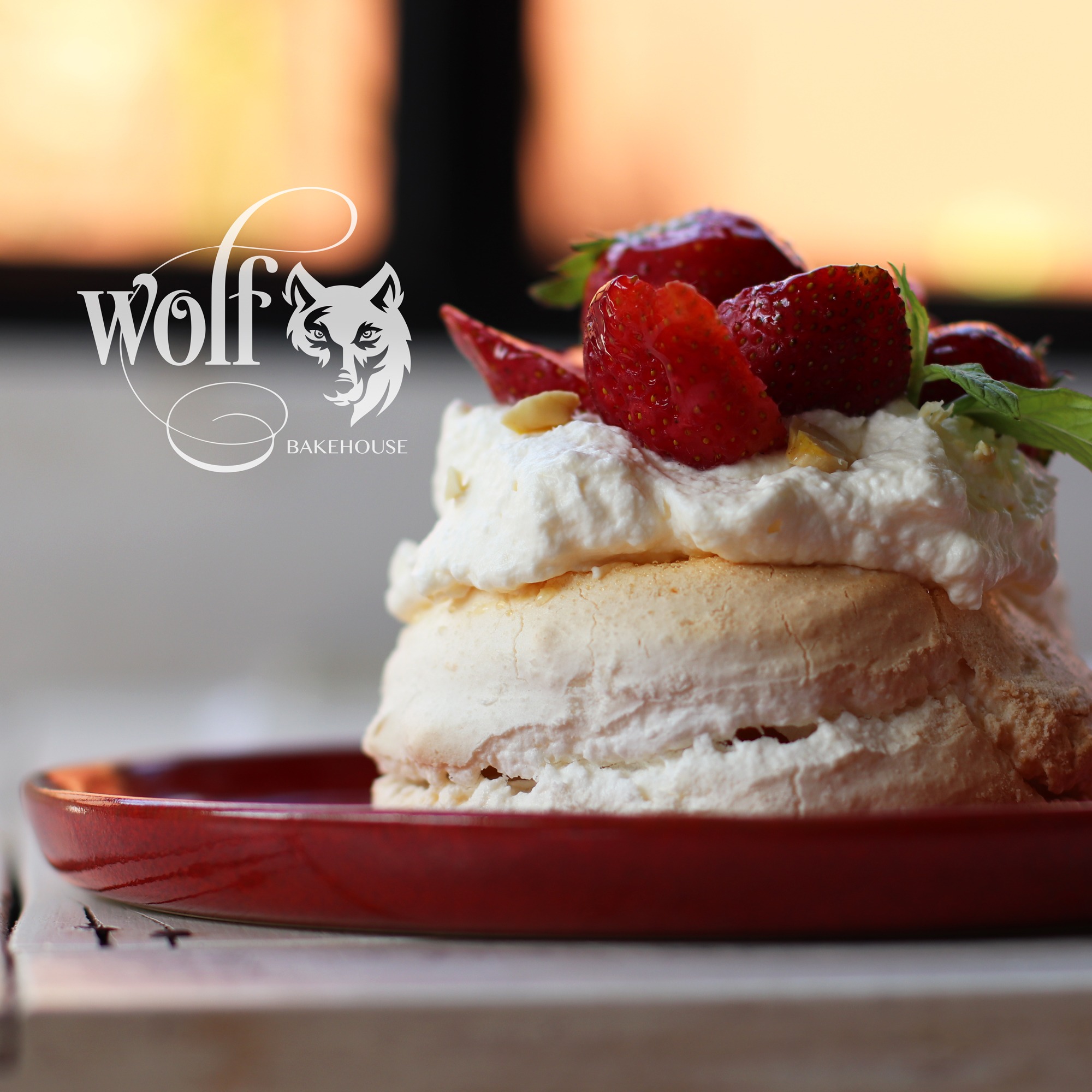 Pavlova de merengue com chantilly, morangos e lâminas de amêndoa
