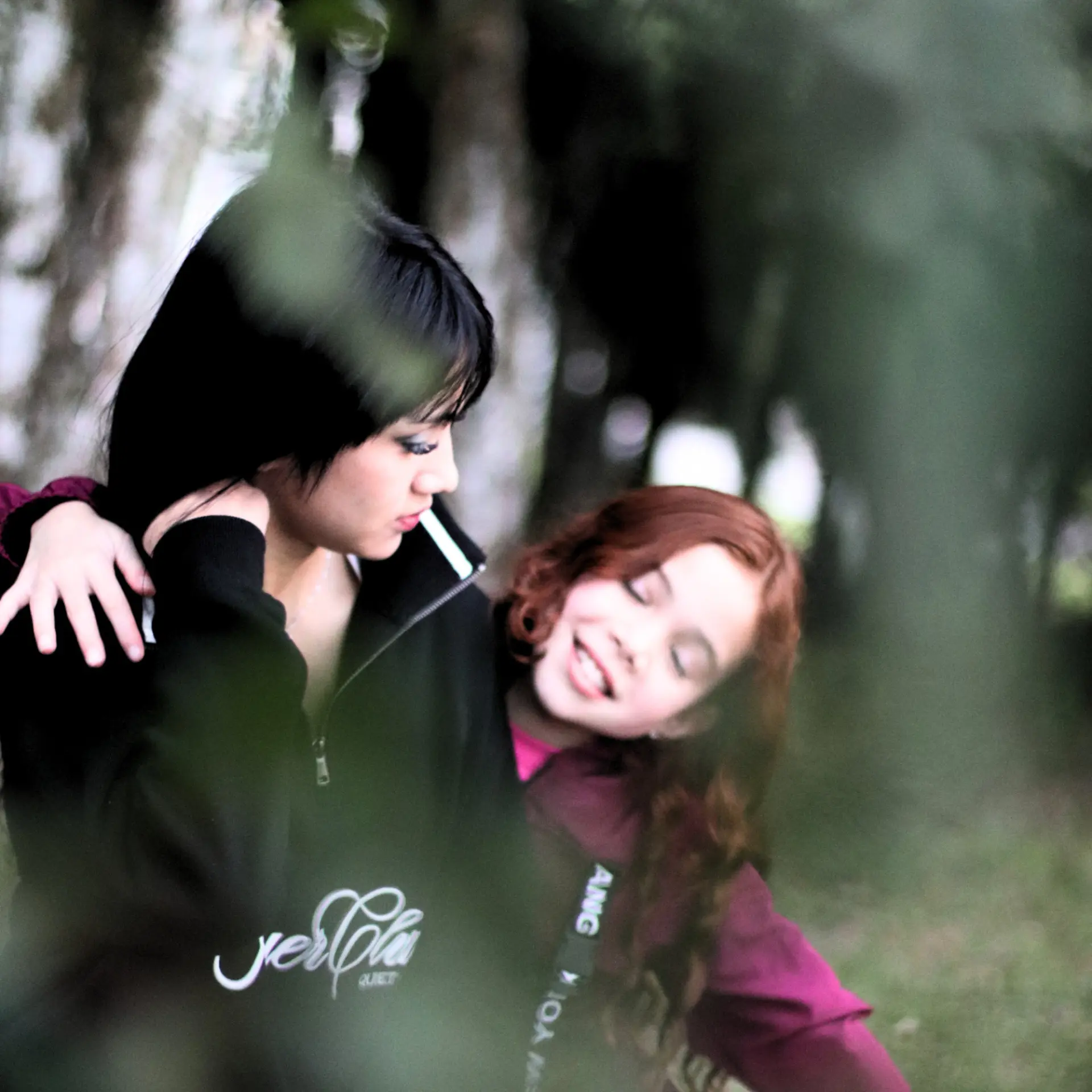 Ensaio de mãe e filha ao ar livre fotografado pelo Old Pine Studio